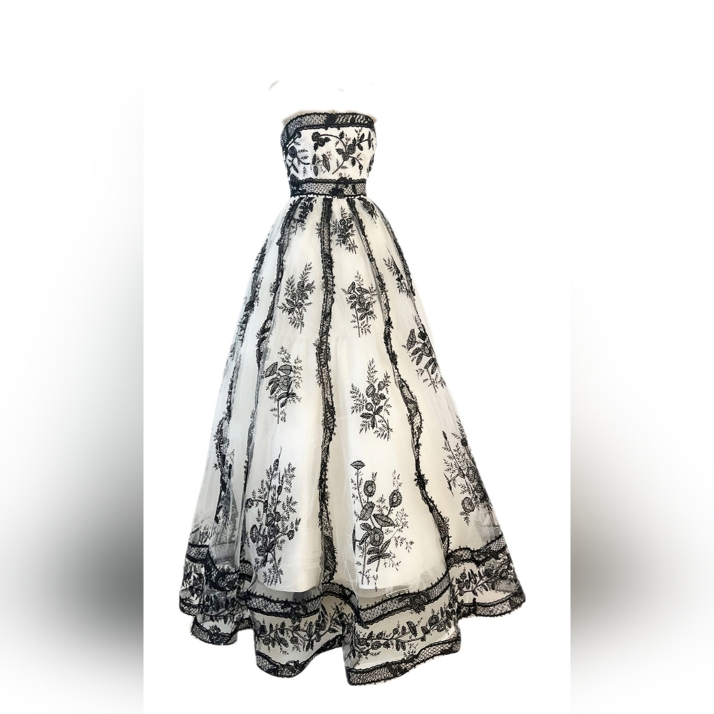 ♧$8,900 OSCAR DE LA RENTA WHITE BLACK EMBROIDERED RUNWAY GOWN US S